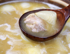 【JCBザ・クラス会員様限定商品】『つきじ治作名物 水炊き 大』4人前（鶏肉入りスープ1150g×2袋） ぽん酢・柚子胡椒付き ※冷凍